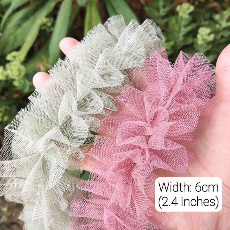 Pu&ograve; includere: Due strisce di bordo in tulle arricciato nei colori verde salvia e rosa antico. Il tessuto a rete presenta una consistenza pieghettata e arricciata lungo il centro. Un'etichetta bianca sull'immagine mostra il testo Width: 6cm (2.4 inches).