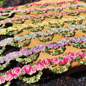 Guirlanda de rosas em renda veneziana: fita floral bordada, guarnição de flores recortadas, guarnição de renda guipura com bordas recortadas, scrapbooking, diário de recortes
