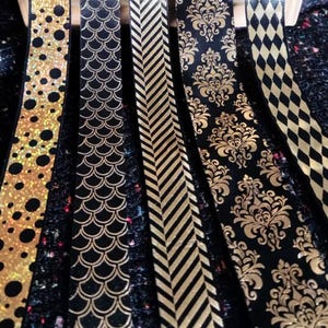Schwarzes und goldenes Satinband in großen Mengen – Geometrisches Art-déco-Muster | Damastmuster, Blumenmuster, Polka Dots, Harlekinmuster, Chevron-Streifen