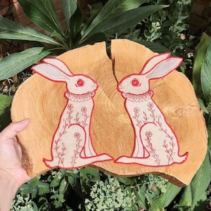 Aplique grande de lebre: bordado de coelho caprichoso para costurar | Apliques de tecido reciclado creme | Costura Cottagecore com coelho bordado