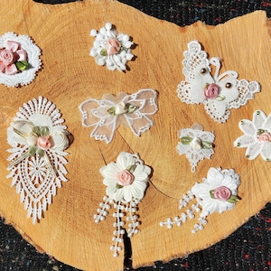 Aplique de encaje de rosa 3D: motivo bordado color crema