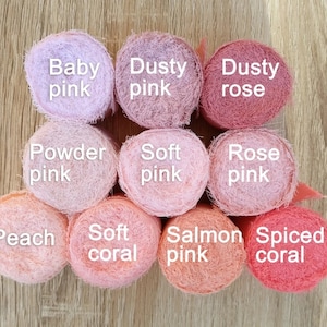 Puede incluir: Una colecci&oacute;n de nueve rollos de tela cil&iacute;ndricos dispuestos en una cuadr&iacute;cula, con varios tonos de rosa y coral. Cada rollo est&aacute; etiquetado con texto: Baby pink, Dusty pink, Dusty rose, Powder pink, Soft pink, Rose pink, Peach, Soft coral, Salmon pink y Spiced coral.
