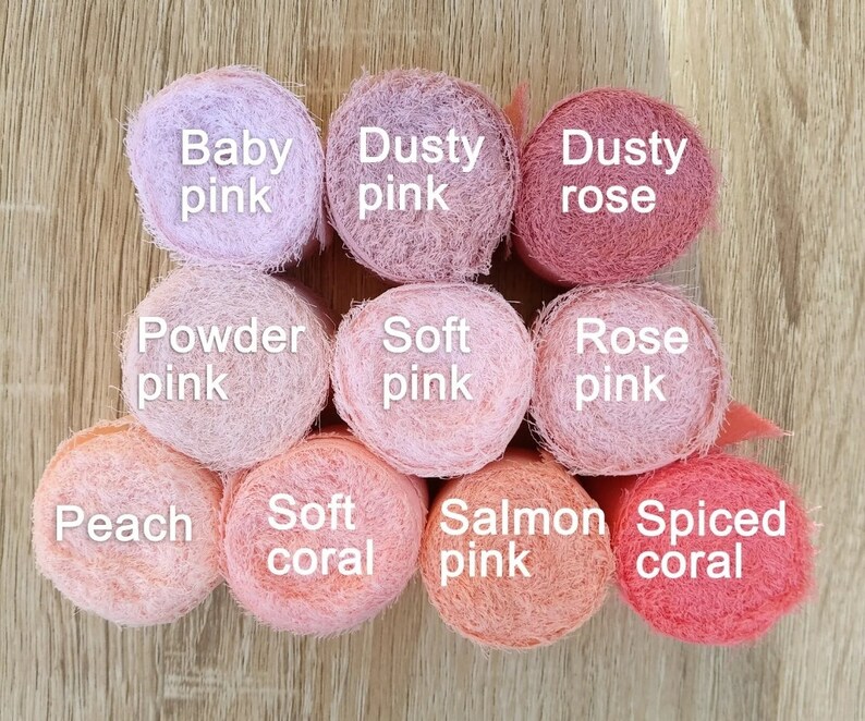 Puede incluir: Una colecci&oacute;n de nueve rollos de tela cil&iacute;ndricos dispuestos en una cuadr&iacute;cula, con varios tonos de rosa y coral. Cada rollo est&aacute; etiquetado con texto: Baby pink, Dusty pink, Dusty rose, Powder pink, Soft pink, Rose pink, Peach, Soft coral, Salmon pink y Spiced coral.