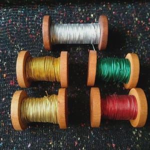 5m Metallic Elastic Cord: Thin Christmas Craft Ribbon, Bauble Hanging String, Stretchy Lurex Tie for Label, Tag, Wreath DIY, Party Bag Seals