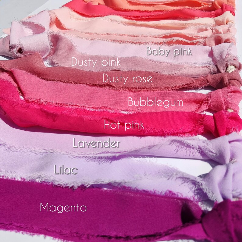 Puede incluir: Una colecci&oacute;n de cintas de tela con bordes deshilachados, dispuestas en un degradado de tonos rosas y morados. Las cintas est&aacute;n etiquetadas con el texto: Baby pink, Dusty pink, Dusty rose, Bubblegum, Hot pink, Lavender, Lilac y Magenta.