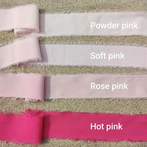 Puede incluir: Cuatro tiras de cinta de tela con bordes deshilachados dispuestas horizontalmente. Los colores est&aacute;n etiquetados como Powder pink, Soft pink, Rose pink y Hot pink. Cada cinta est&aacute; parcialmente enrollada a la izquierda, mostrando una textura.