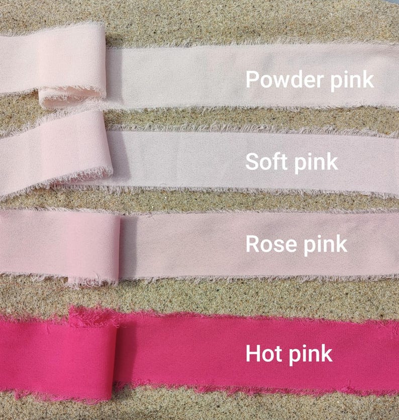 Puede incluir: Cuatro tiras de cinta de tela con bordes deshilachados dispuestas horizontalmente. Los colores est&aacute;n etiquetados como Powder pink, Soft pink, Rose pink y Hot pink. Cada cinta est&aacute; parcialmente enrollada a la izquierda, mostrando una textura.