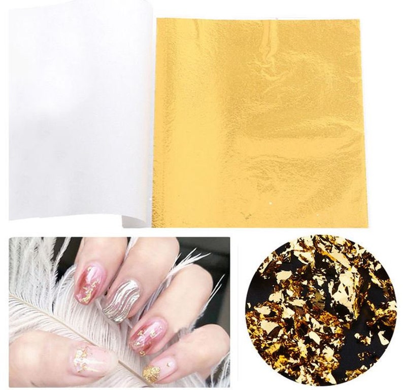 Pu&ograve; includere: Fogli di foglia d'oro per nail art, con un foglio di trasferimento bianco e un primo piano di una mano con disegni di unghie in foglia d'oro.