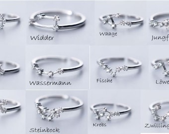 Può includere: Dodici anelli d'argento con pietre di cristallo trasparente, ogni anello presenta una diversa costellazione zodiacale. Le costellazioni sono: Scorpione, Ariete, Bilancia, Vergine, Toro, Acquario, Pesci, Leone, Sagittario, Capricorno, Cancro e Gemelli.