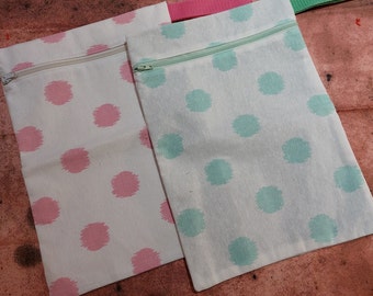 Set di 2 wetbag "Dotty"; interno idrorepellente per pannolini lavabili, asilo nido, piscina, cambio di vestiti e assorbenti bagnati, scarpe da ginnastica
