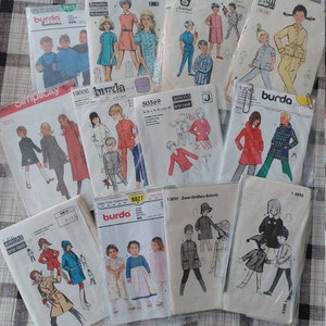 Può includere: Una collezione di modelli di cucito vintage per abbigliamento per bambini. I modelli sono di vari marchi, tra cui Burda, Simplicity e Arnold. I modelli presentano una varietà di stili, tra cui abiti, pantaloni, camicie e cappotti. I modelli sono di vari colori, tra cui rosso, blu, verde e giallo.