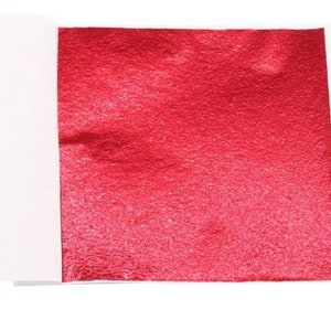 Pu&ograve; includere: Un foglio di foglia metallica rossa, ideale per aggiungere un tocco di brillantezza a mestieri e progetti.