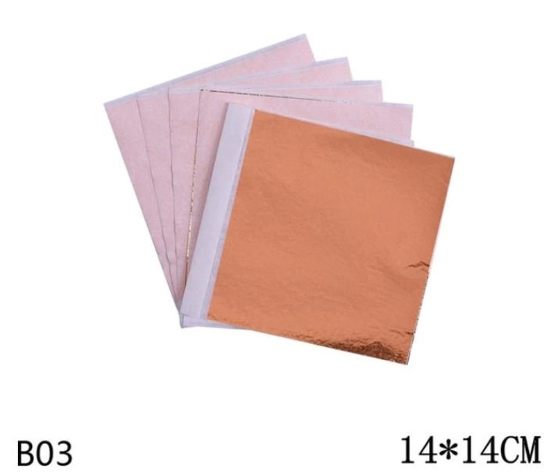 Pu&ograve; includere: Un pacchetto di fogli di rame da 14 per 14 centimetri, con un foglio di supporto rosa. I fogli sono confezionati in una custodia protettiva.
