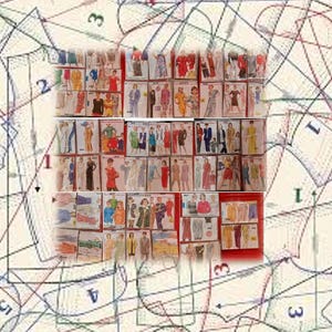 Könnte beinhalten: Eine Collage aus Vintage-Schnittmustern mit verschiedenen Kleidungsdesigns für Frauen. Die Muster sind in Reihen und Spalten angeordnet, wobei jedes Muster einen anderen Stil von Kleid, Rock, Bluse oder Hose zeigt. Die Muster sind auf Papier gedruckt und haben eine Vintage-Ästhetik.