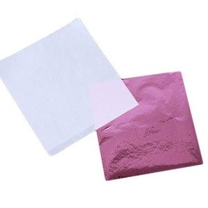 Pu&ograve; includere: Un foglio di carta metallica rosa e un foglio di carta di trasferimento bianca. La carta metallica rosa &egrave; lucida e ha una finitura metallica.