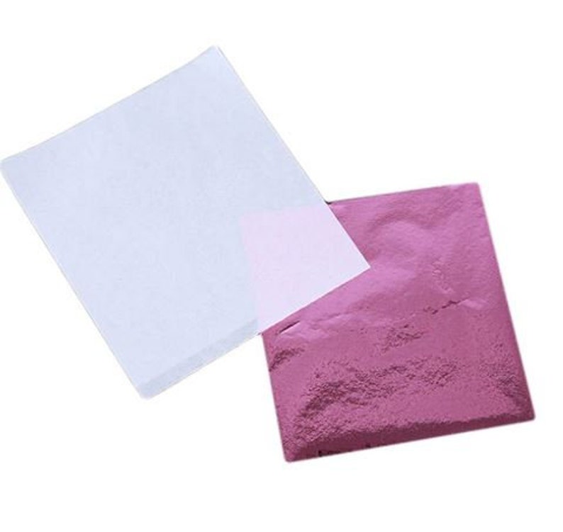 Pu&ograve; includere: Un foglio di carta metallica rosa e un foglio di carta di trasferimento bianca. La carta metallica rosa &egrave; lucida e ha una finitura metallica.