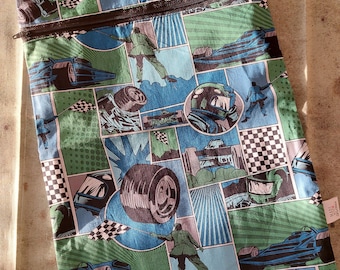 Peut inclure: Un sac humide réutilisable bleu et vert avec une fermeture à glissière. Le sac présente un imprimé de style bande dessinée de voitures de course, de pilotes et de drapeaux à damier.