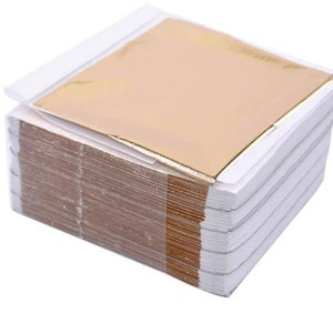 Pu&ograve; includere: Un pacco di fogli di oro in un involucro di plastica trasparente. I fogli sono impilati uno sopra l'altro e sono pronti per essere utilizzati per lavori di artigianato o progetti artistici.