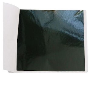 Pu&ograve; includere: Un foglio di foglia di trasferimento verde scuro, utilizzato per scopi decorativi in ​​artigianato e progetti artistici.