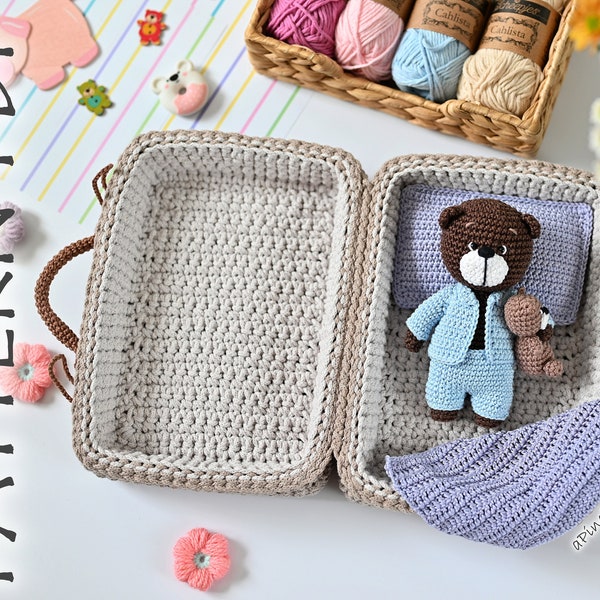 Wzór szydełkowy na misia w walizce, samouczek robienia zabawki amigurumi (wzór w formacie PDF)