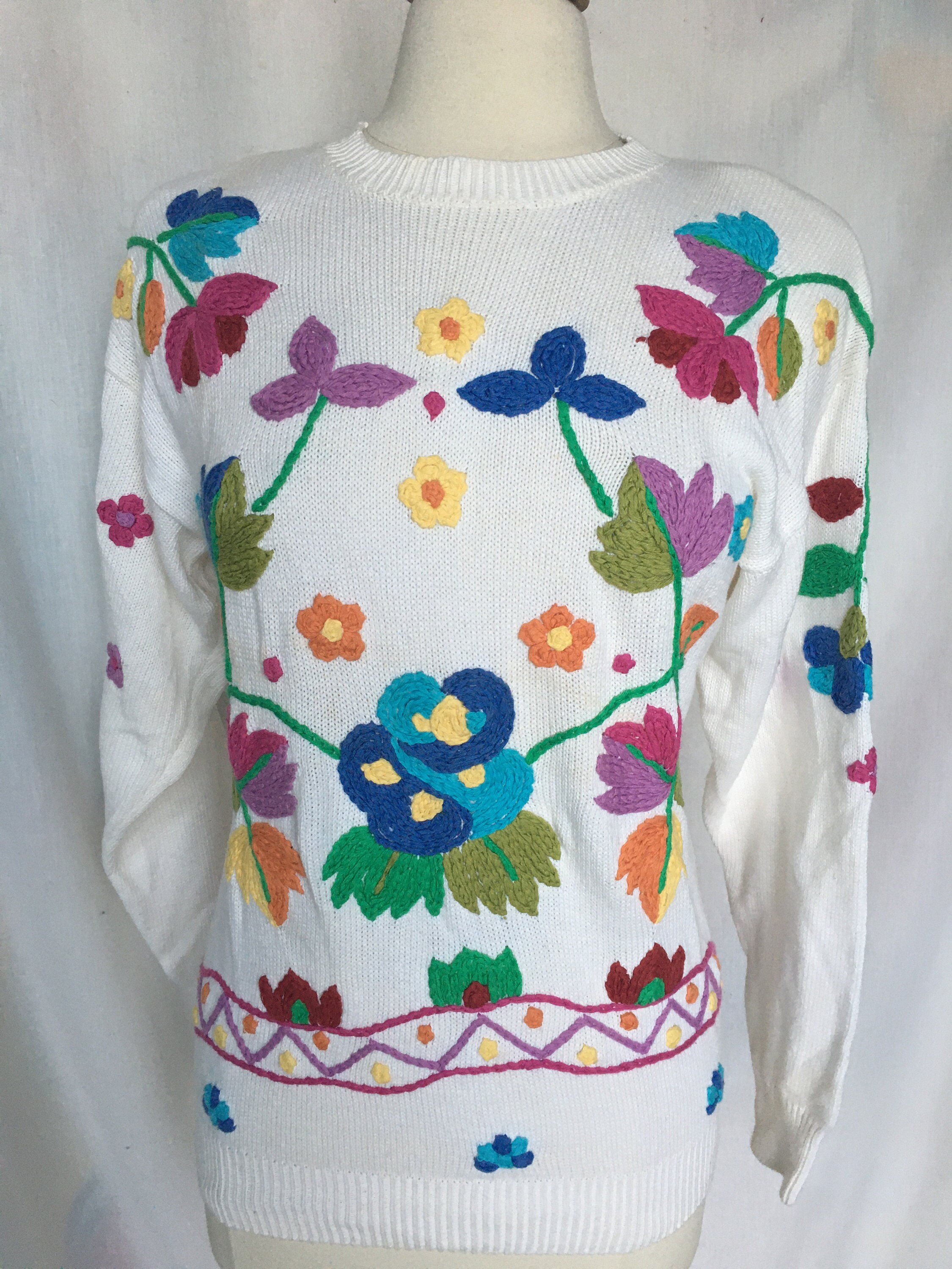 ニット+セーター 90s Vintage Flower Embroidery Sweater Vintage 90's Embellished White Sweater W/ Multicolored Embroidered