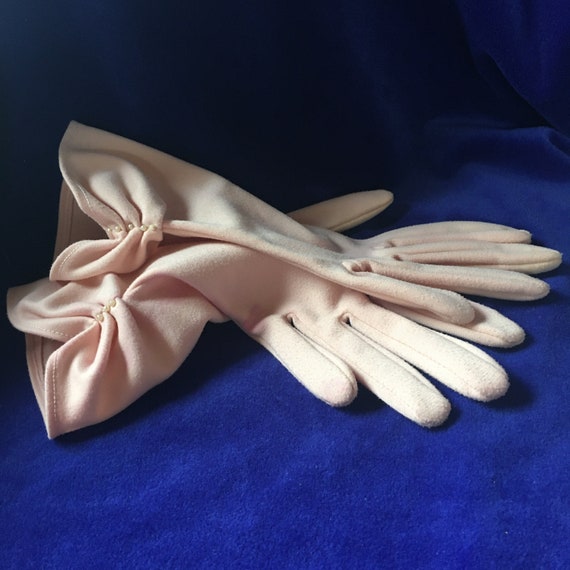Vintage 50s/60s Ladies Pale Pink Knit Gloves w/ P… - image 1