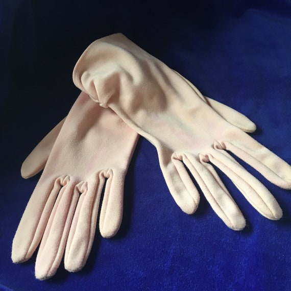 Vintage 50s/60s Ladies Pale Pink Knit Gloves w/ P… - image 3
