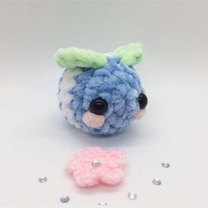 mini blueberry bee, crochet blueberry bee , cute crochet desk friend, cute keychain, cute gifts, crochet gifts, cute plushies, blueberry