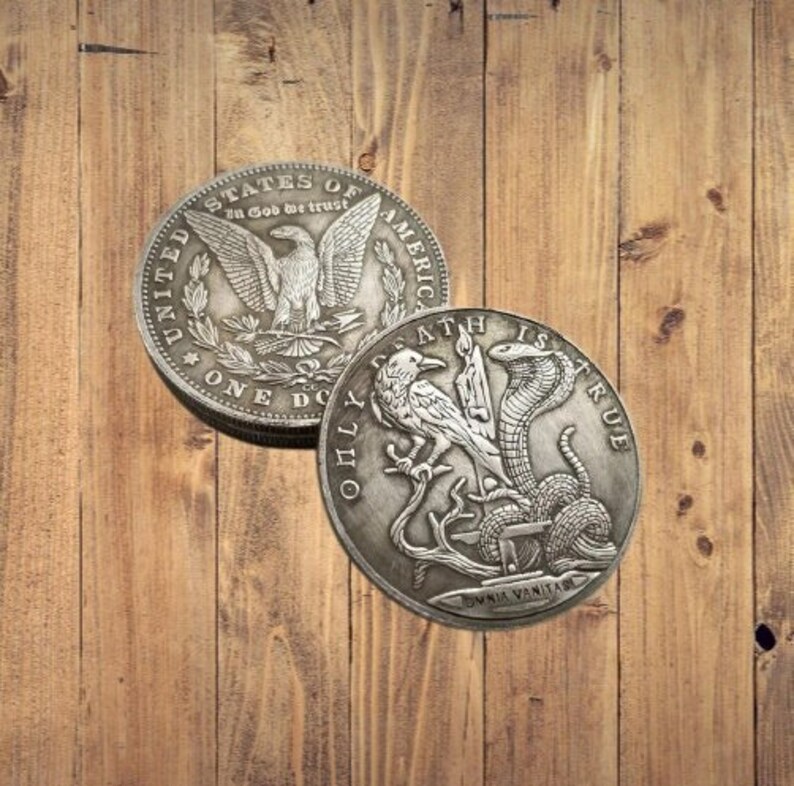 Змеи и хищные птицы-бродяги, обернутые вокруг свечи, волшебная фантазия, американский доллар, монета США 1 — изображение