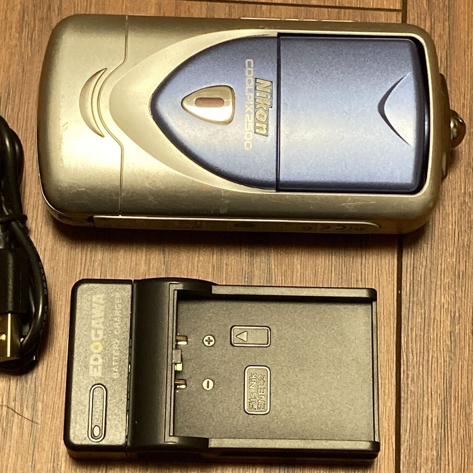 Nikon COOLPIX 2500 2.0MP 3x Digital Camera / Digital camera / Vintage  Digital camera / Digicam