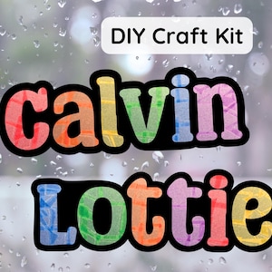 K&ouml;nnte beinhalten: DIY Bastelset mit zwei Namen, "calvin" und "lottie", in bunten, gemusterten Buchstaben geschrieben.