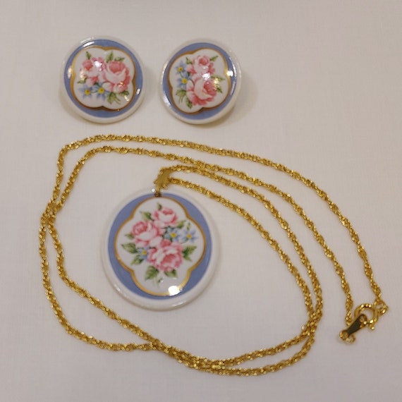 Avon Porcelain Bouquet Pendant Necklace 23” Chain… - image 1