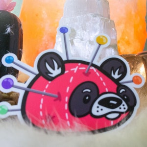 Panda Pin Coussin Sticker | Résistant aux intempéries| Lave-vaisselle sans danger| Idéal pour les bouteilles d’eau, ordinateurs portables, cabines téléphoniques ou même comme un autocollant pare-| Cadeau