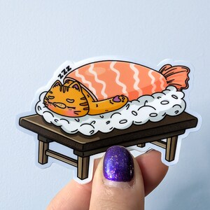 Adesivo per lettino da massaggio Sushi Kitty / Resistente alle intemperie / Lavabile in lavastoviglie / Ottimo per bottiglie d'acqua, computer portatili, custodie per telefoni o come adesivo per paraurti