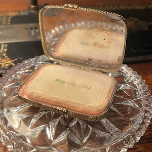 Revlon “Love Pat” Vintage Compact - “Crema di rosa”