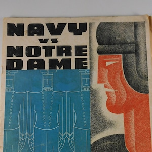 Könnte beinhalten: Vintage offizielles Programmcover für das Navy vs. Notre Dame Footballspiel vom 10. November 1934 im Cleveland Stadium. Mit fettem Text und einer stilisierten Illustration.