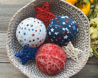 Bolas de trapo patrióticas y estrellas de ratán / Relleno para cuenco del 4 de julio / Decoración en rojo, blanco y azul