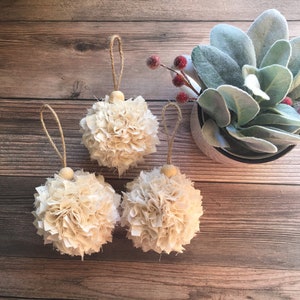 Rustikale Elfenbein Ornament | Neutrale Weihnachtsdekoration | 60er Jahre Handarbeit