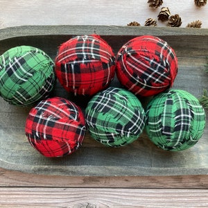 Bolas de trapo caseras de Navidad / Relleno primitivo de cuencos de Navidad / Decoración rústica a cuadros navideños