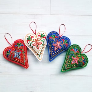 Ornement coeur en feutre brodé
