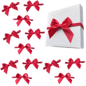 Puede incluir: Un conjunto de 12 lazos de cinta de sat&eacute;n rojo con una caja de regalo blanca con un lazo de cinta de sat&eacute;n rojo. Los lazos son perfectos para agregar un toque de elegancia a los regalos, las manualidades y la decoraci&oacute;n del hogar.