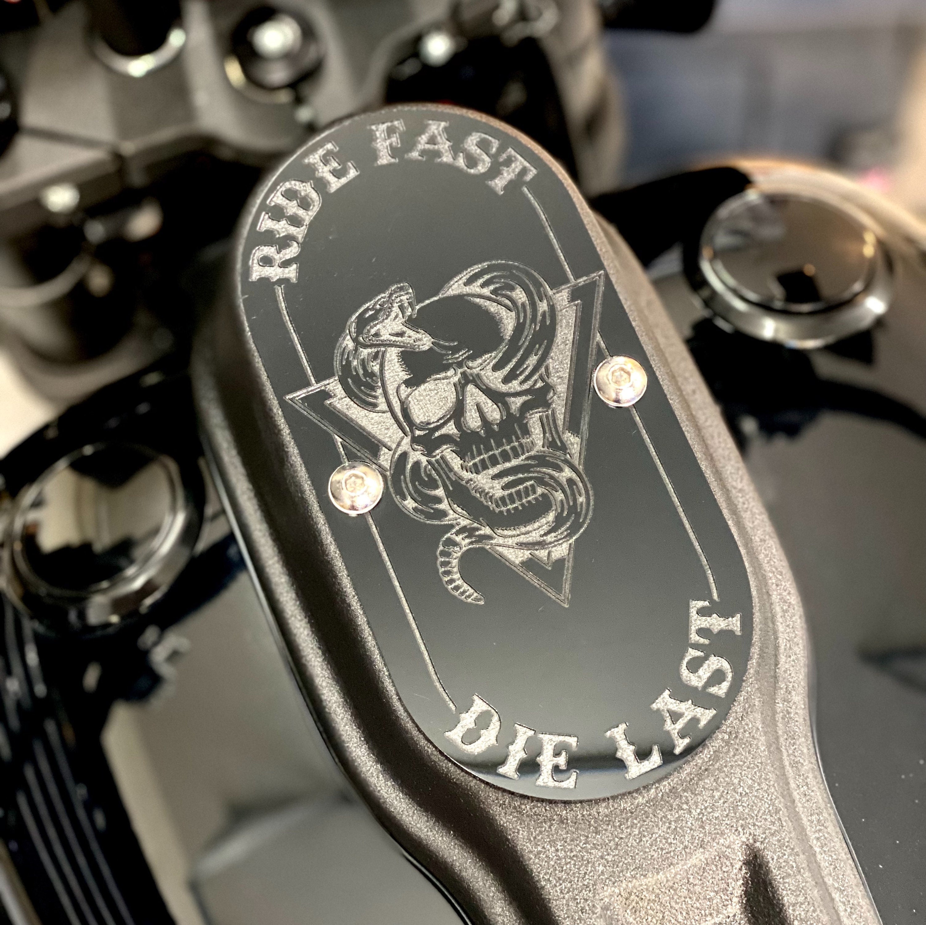 Achetez votre Housse pour indicateurs avec boulon M8, plastique noir, jeu  de 4 pièces. pour Harley Davidson ou moto custom.