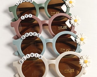 Lunettes de soleil à nom personnalisé Floral Daisy Girls, cadeau pour tout-petits, cadeau pour enfants, cadeau pour bébés, lunettes de soleil perlées personnalisées avec étui en cuir