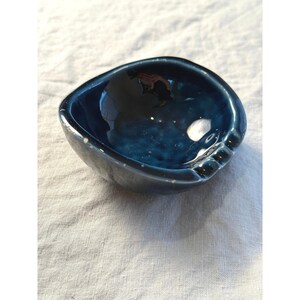 Cenicero de cerámica vintage pequeño azul marino MCM 1684 RD Cerámica esmaltada Catchall