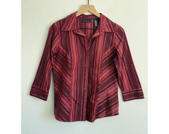 Camicia da donna Apostrophe taglia M, a righe rosse, stile Y2K chic, con colletto, maniche a 3/4 e bottoni.
