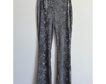 Pantalones acampanados Vintage Express, color gris, estampado de piel de serpiente, estilo Y2K, con abertura trasera y tiro medio.