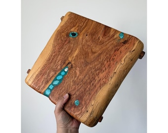Tabla de servir de madera hecha a mano con incrustaciones de turquesa, firmada por el artesano CR 133