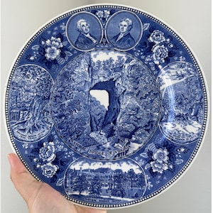 Może przedstawiać: Zestaw trzech ceramicznych kubków z nakrapianym, matowym wykończeniem. Kubki są w odcieniach kremu, jasnoszarym i ciemnoszarym. Każdy kubek ma prosty, minimalistyczny design i zaokrąglony uchwyt.