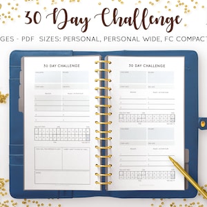 Może przedstawiać: Otwarty notatnik z napisem "30 Day Challenge" na okładce. Wewnętrzne strony mają sekcje do śledzenia celów, nagród i codziennych postępów. Notatnik jest w niebieskiej okładce ze złotą spiralną oprawą.