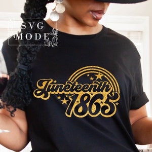 Könnte beinhalten: Ein schwarzes T-Shirt mit einem goldenen Glitzerdesign, auf dem "Juneteenth 1865" mit einem Regenbogenbogen über dem Text steht.